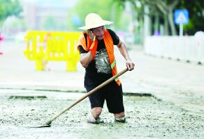 酷暑天气劳动者坚守岗位