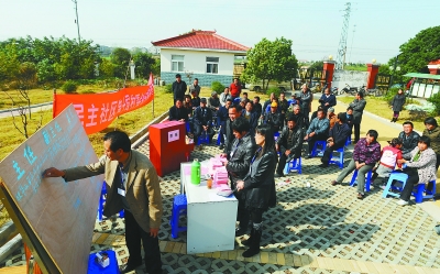 昨天上午,在江宁区淳化街道民主社区村委会换届选举现场,工作人员在