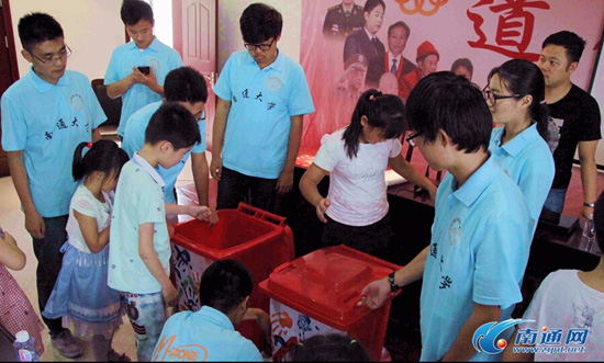 中国江苏网讯 7月14日下午,冒着炎炎夏日,南通大学化学化工学院的大学生志愿者们来到了小海街道星嘉社区,为社区小朋友们奉献一堂别开生面的环保知识普及课。(特约摄影记者晓遥、晓海) 志愿者大哥哥大姐姐取出了两份已经画好的垃圾分类图标海报,请小朋友们用颜料印上自己的小手印,标志着小朋友们愿与志愿者们共同践行垃圾分类、保护绿色社区的决心。(特约摄影记者晓遥、晓海)